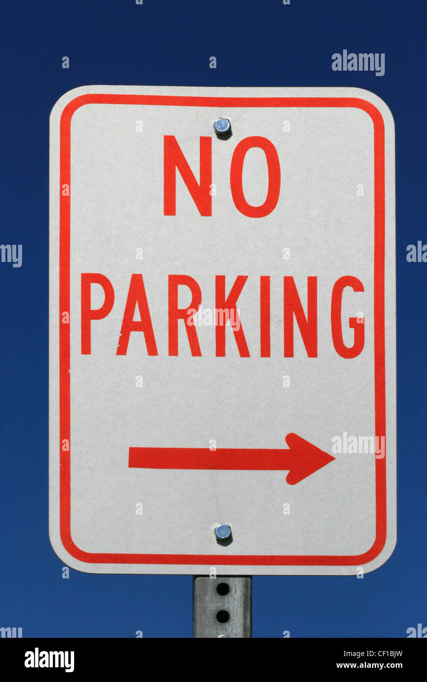 Le rouge et le blanc no parking sign avec une flèche et fond de ciel bleu Banque D'Images