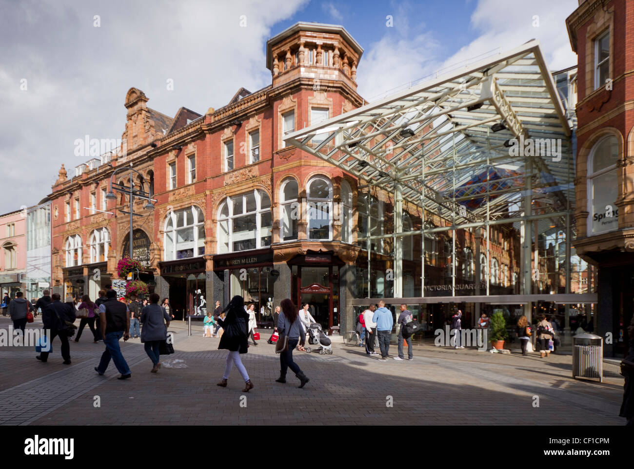 Karen Millen store et l'entrée quartier Victoria, centre-ville de Leeds. Banque D'Images