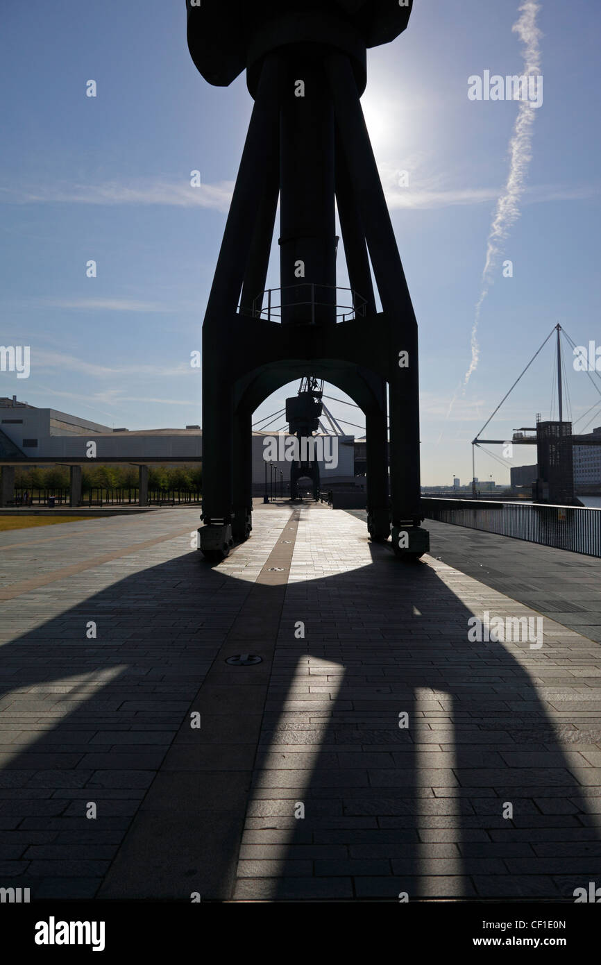 Grues à l'abandon se tenir comme un rappel du passé au Royal Victoria Dock dans le réaménagement des Docklands de Londres 6. Banque D'Images