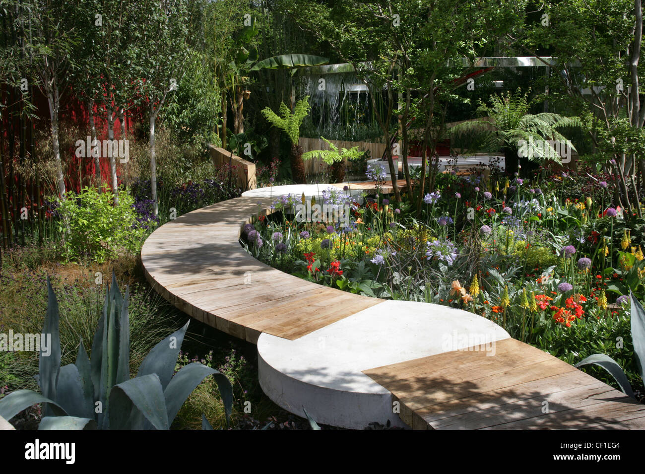La Lloyds TSB jardin à l'Cheslea RHS Flower show Le jardin a été conçu par TrevTooth Le jardin est entouré par un m Banque D'Images