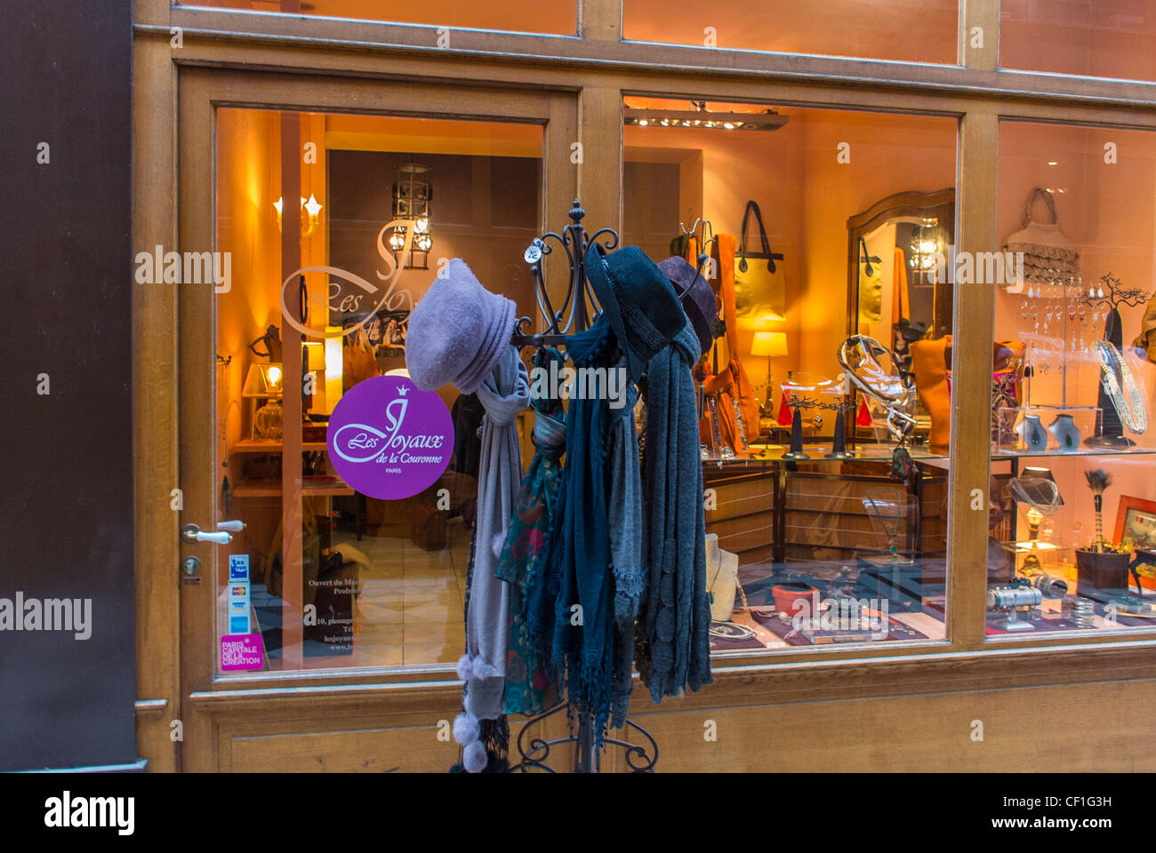 Paris, France, Shopping, dans le quartier Montorgueil, 'Passage du Grand Cerf" Hat Rack, Accessoires de Mode Shop/ Banque D'Images