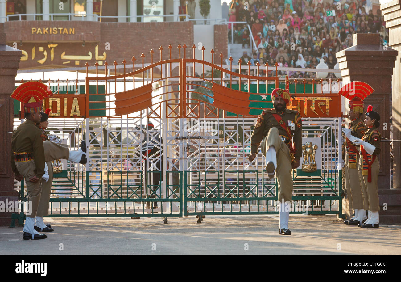Les soldats défilent indiennes à la frontière cérémonie de clôture à la frontière indo-pakistanaise à Wagah Attari Banque D'Images