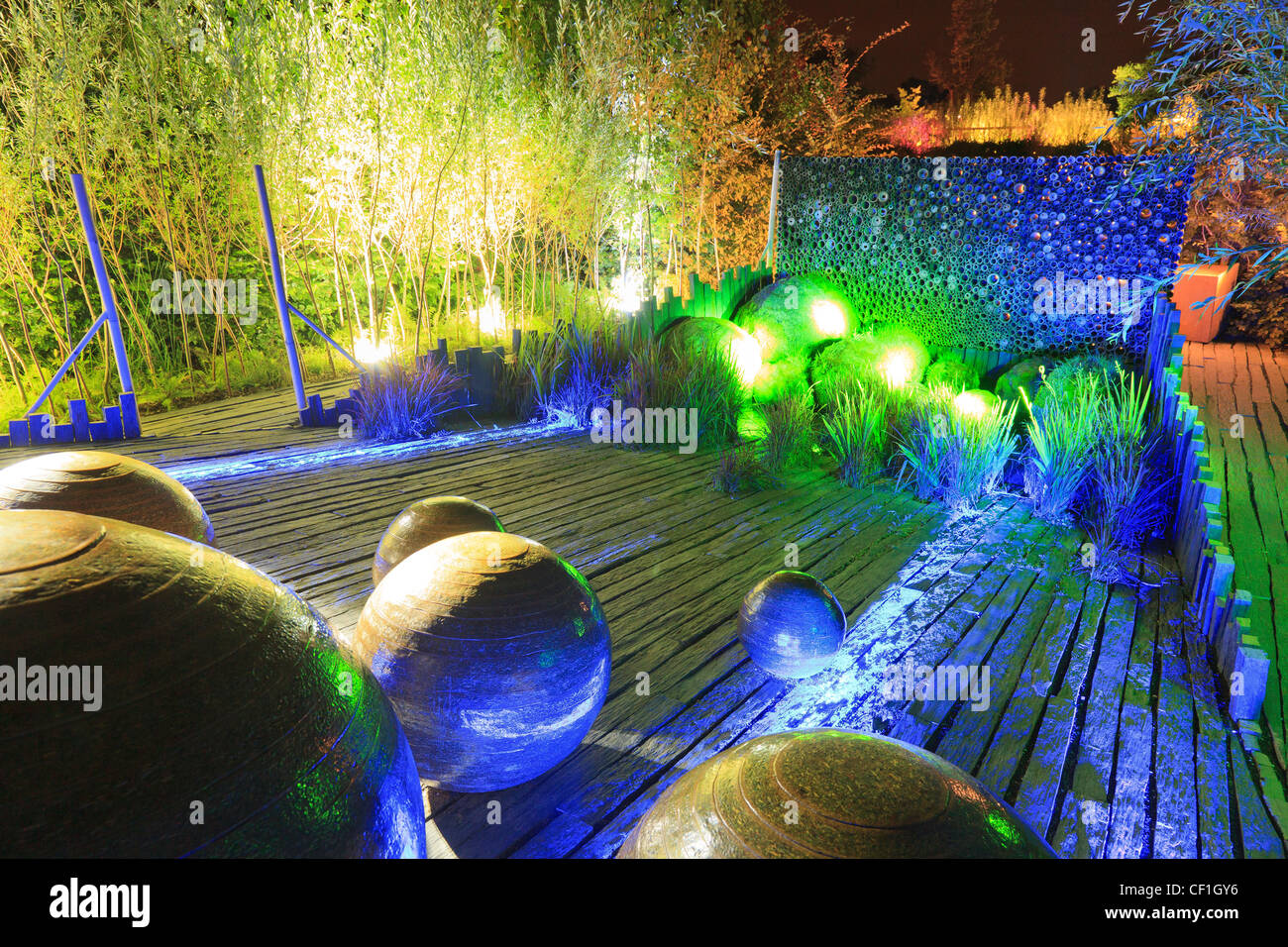 Domaines et le sol en ardoise par nuit au Festival International des jardins de Chaumont-sur-Loire : jardin 'Le creux de la main" Banque D'Images