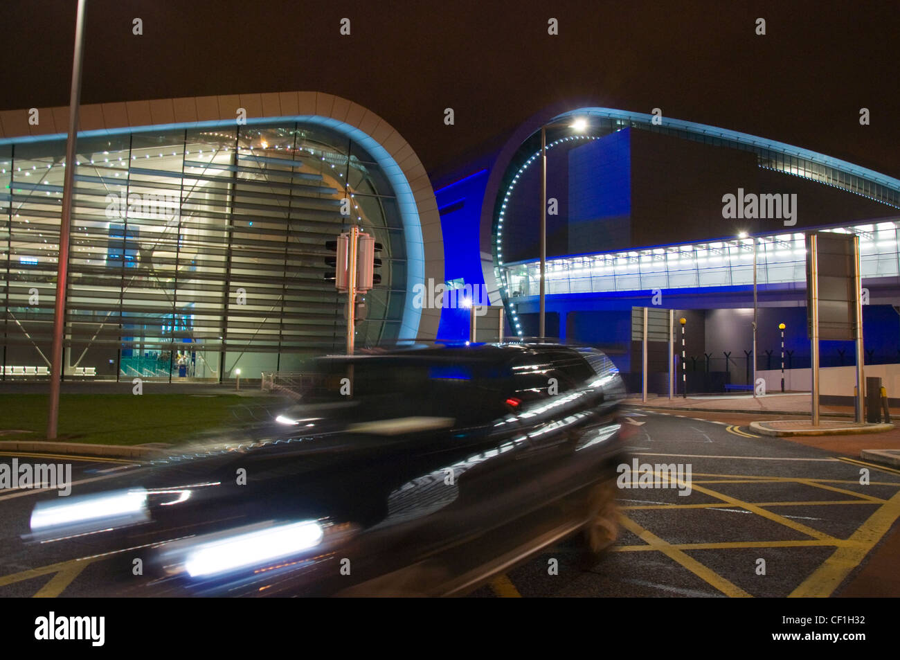 Dublin Airport Terminal 2 2 dans la nuit avec un déménagement rapide vitesse vus en premier plan flou Banque D'Images