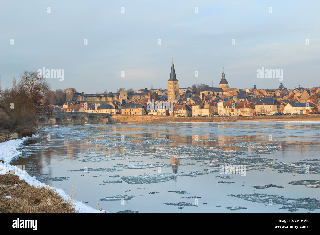 France, Nievre, La Charité-sur-Loire, froid exceptionnel sur la Loire en février 2012, la rivière commence à geler Banque D'Images