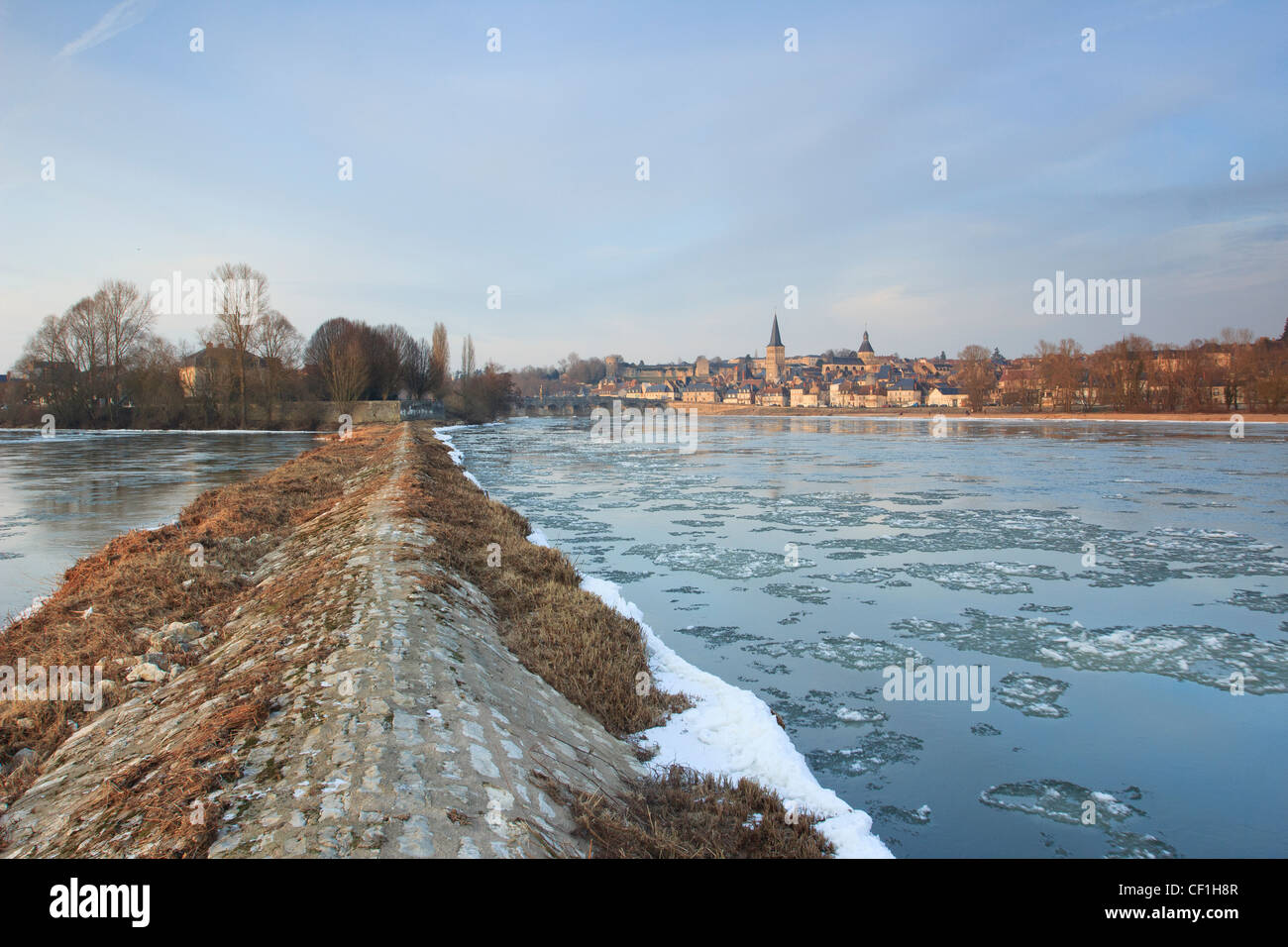 France, Nievre, La Charité-sur-Loire, froid exceptionnel sur la Loire en février 2012, la rivière commence à geler Banque D'Images