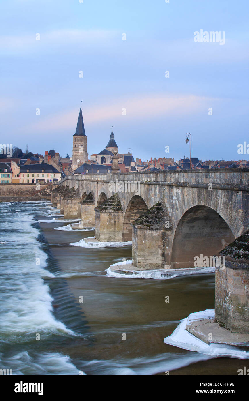 France, Nievre, La Charité-sur-Loire, la ville, le vieux pont et la ville. Banque D'Images