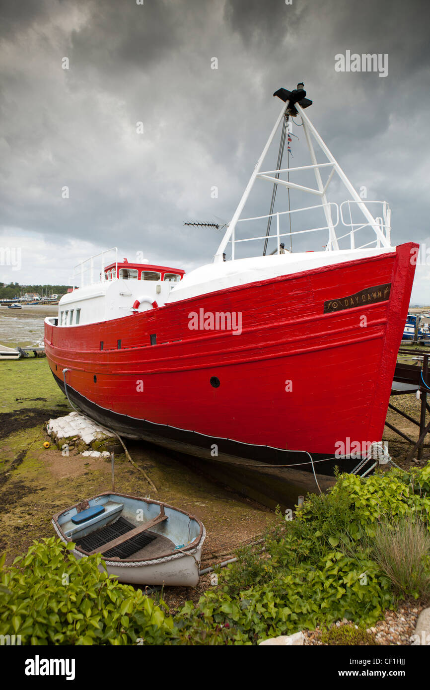 Royaume-uni, Angleterre, île de Wight, le port de Bembridge, jour aube péniche créé à partir de l'ancien chalutier de pêche B755 Banque D'Images