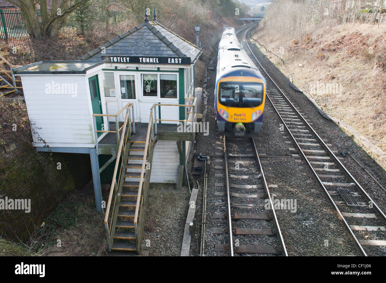 Totley Tunnel signal est fort et plusieurs trains diesel voyageant de Grindleford à Sheffield Banque D'Images