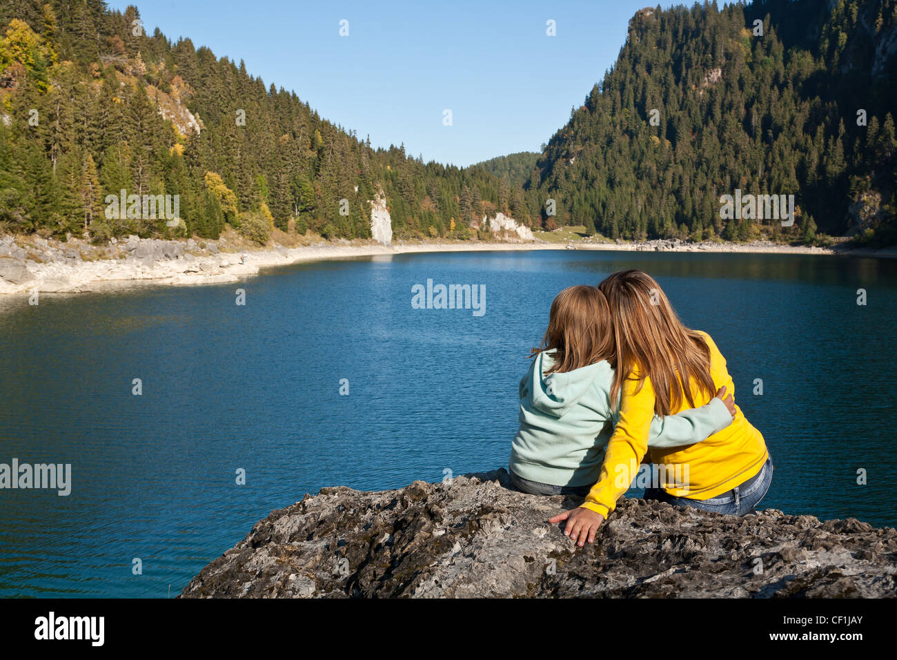 Petite fille et sa maman partager un moment de tendresse à l'Tanney lakeside Banque D'Images