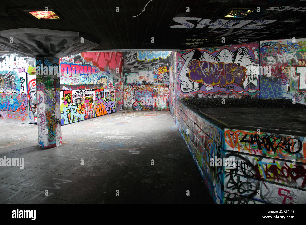 Le Graffiti couvrant les murs du sous-croft sur la rive sud de Londres. Banque D'Images