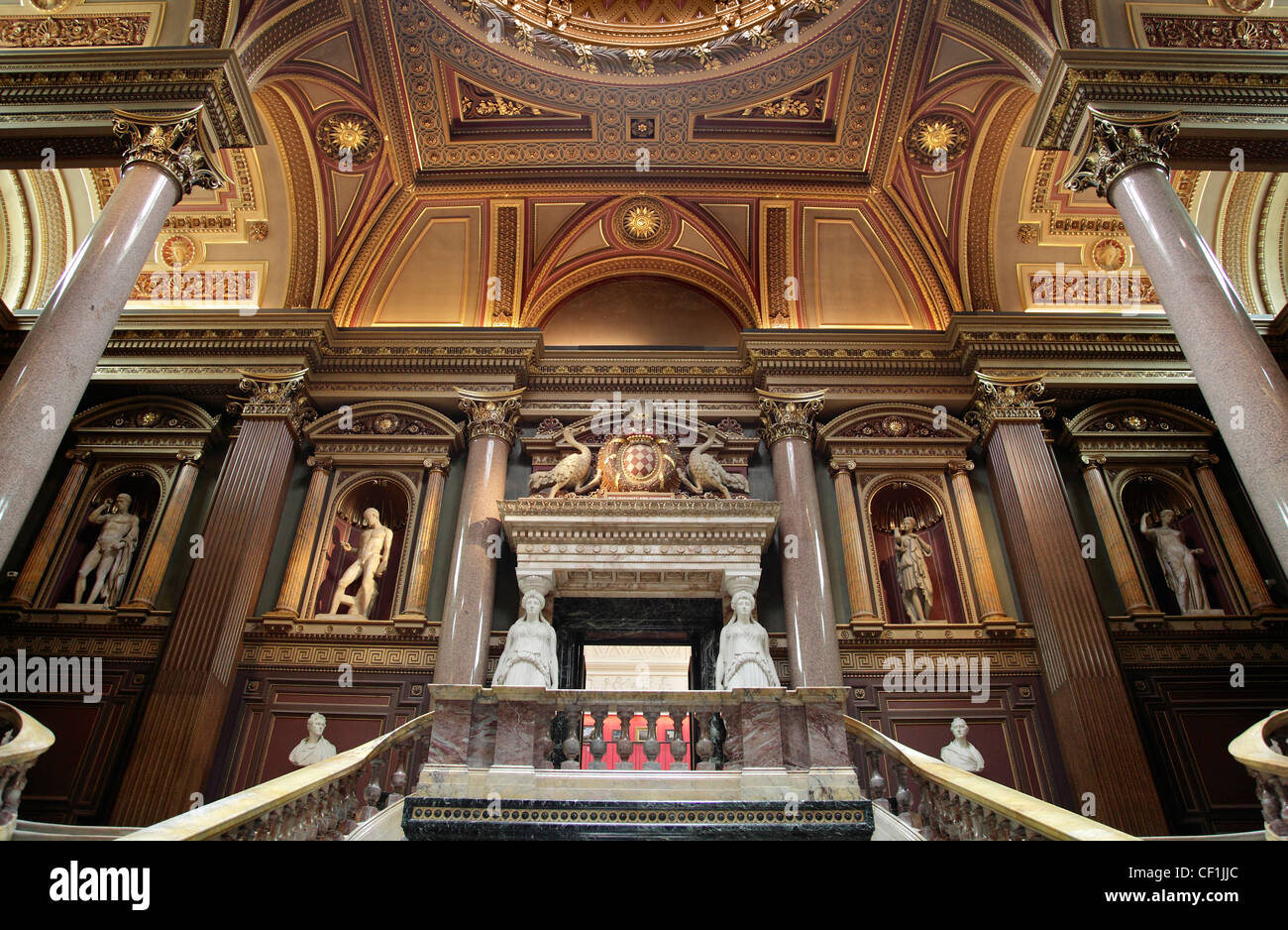 La statuaire néo-classique sur l'affichage dans le hall d'entrée du fondateur du Fitzwilliam Museum, Cambridge. Banque D'Images