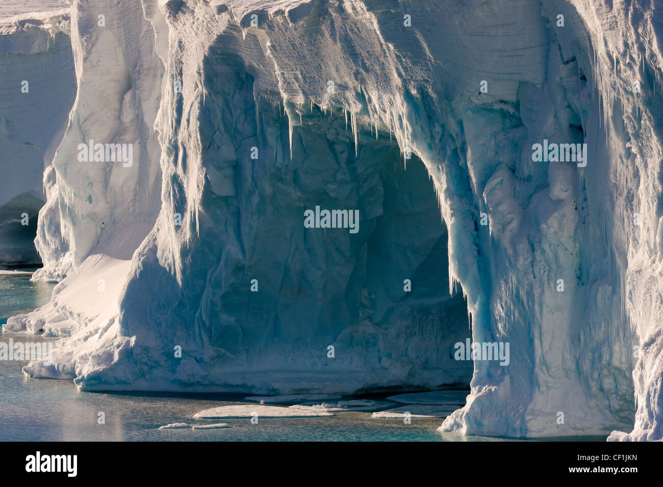 La grotte de glace sculptée antarctique Antarctique Glace Banque D'Images