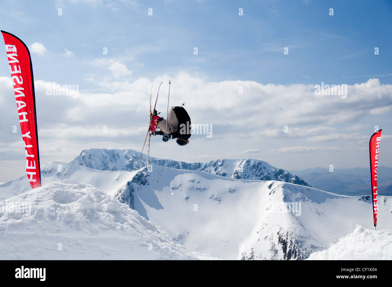 Les skieurs en action au "big air" la concurrence sur le sommet du Fort William nevis range Scottish Highlands Scotland UK Banque D'Images