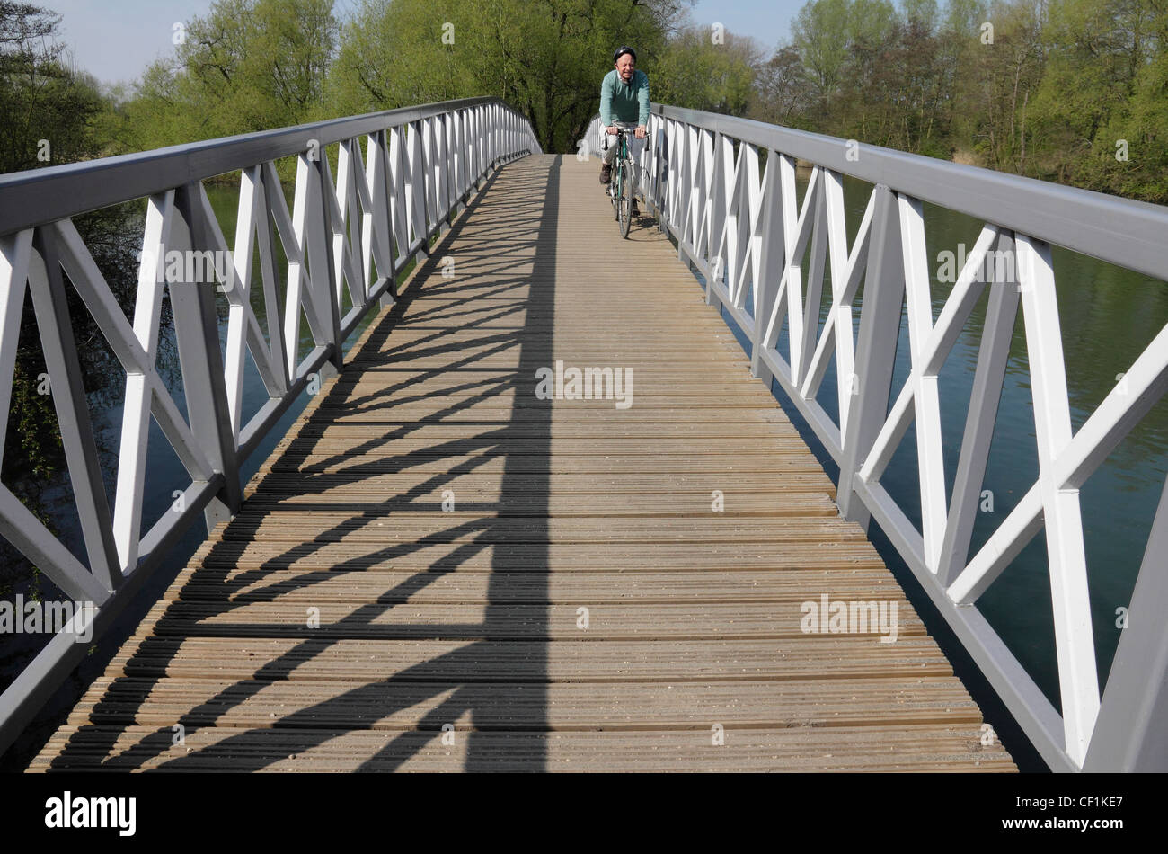 Un homme à vélo sur une passerelle au-dessus de la Tamise à Oxford. Banque D'Images