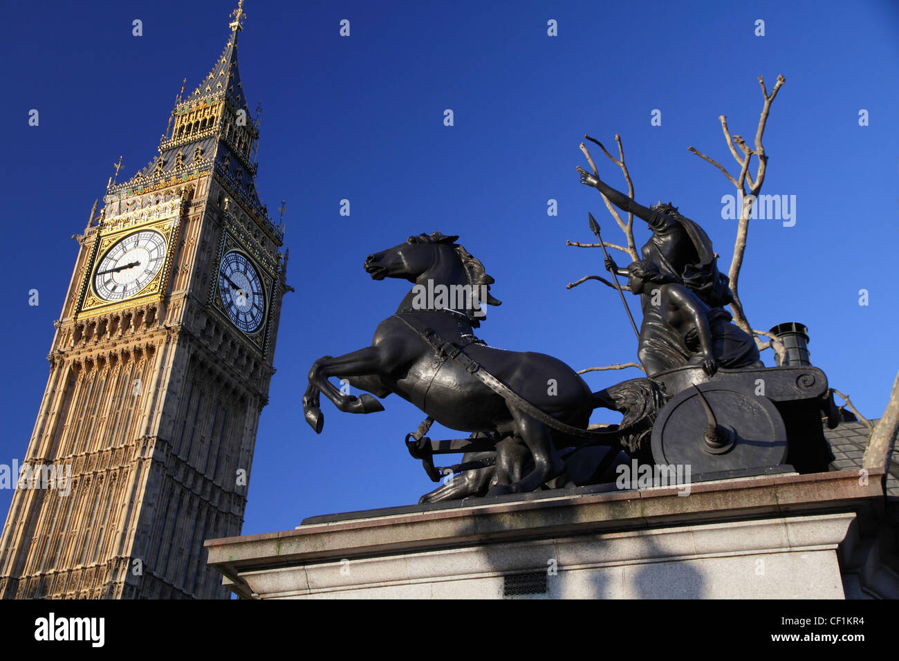 Statue de Boadicée (Boadicea) par Thomas 1970 Ford Econoline et Big Ben en face. Banque D'Images