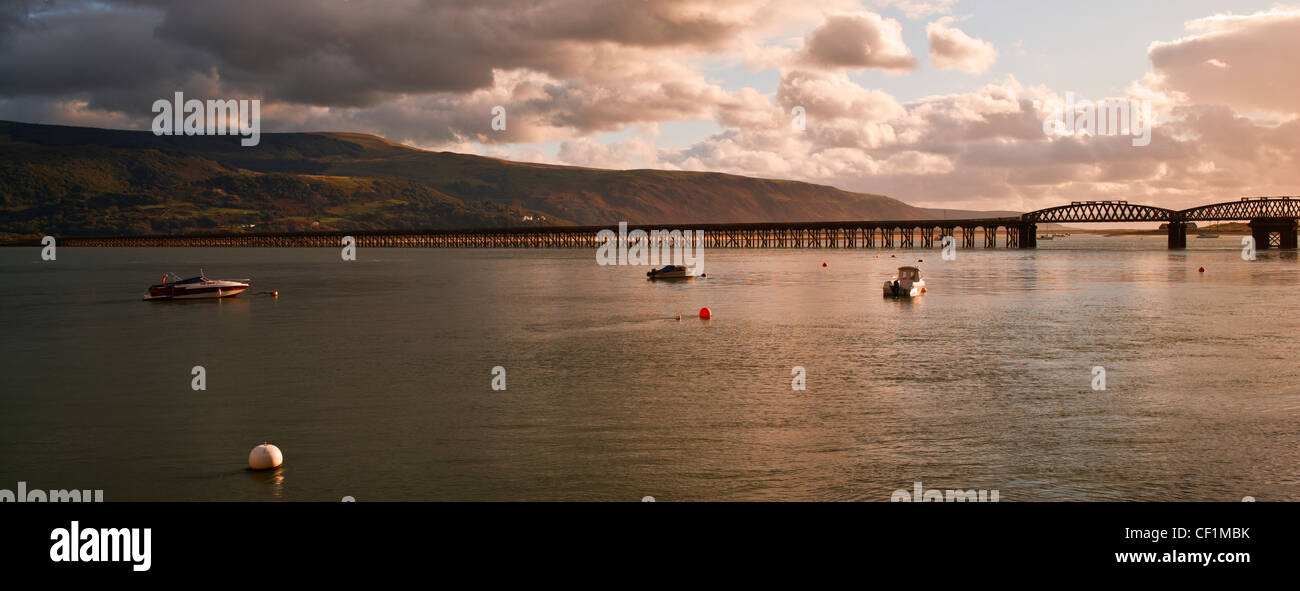 Panorama du pont de Barmouth, un viaduc de chemin de fer en bois en grande partie qui traverse l'estuaire de l'Afon Mawddach. Banque D'Images