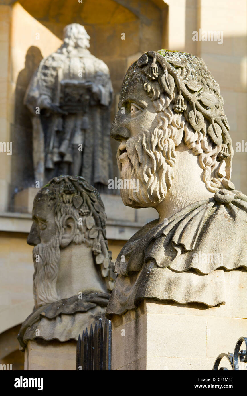 Les chefs d'une 'empereurs, deux de 13 bustes en haut de piliers marquant la limite avant du Sheldonian Theatre, Oxford Banque D'Images