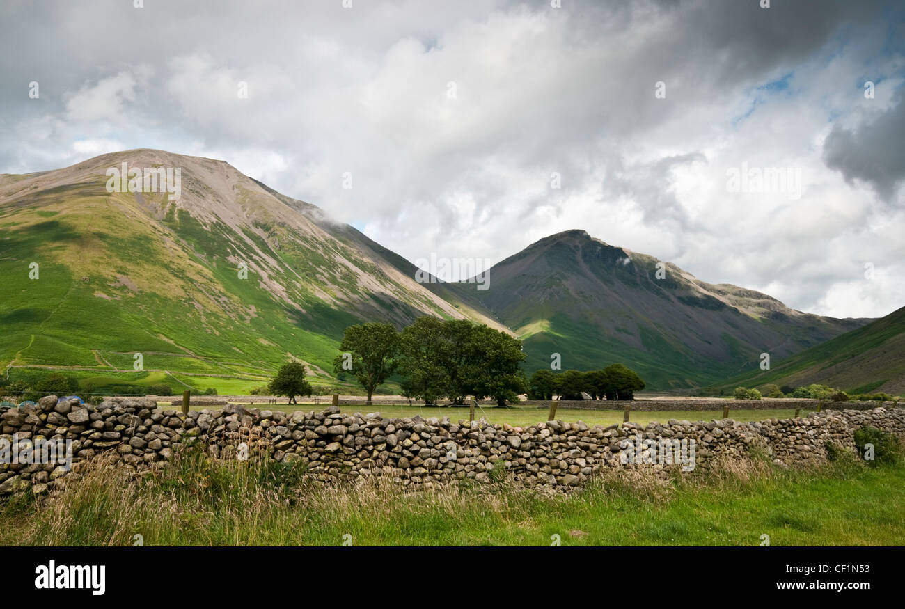 Vue de Wasdale Head à Kirk est tombé et Grand Gable avec l'un des nombreux murs en pierre au premier plan. Banque D'Images