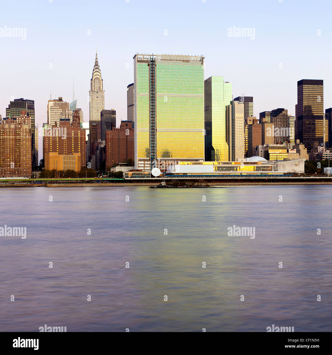 Skyline de Manhattan vu de l'East River montrant le Chrysler Building et le bâtiment des Nations Unies, New York Banque D'Images