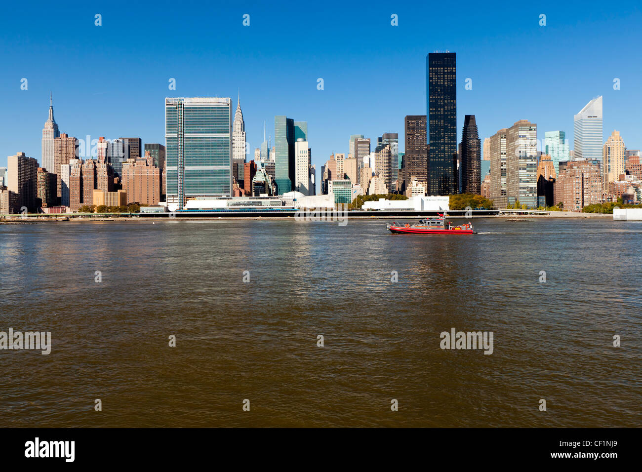 Skyline de Manhattan vu de l'East River, New York, États-Unis d'Amérique Banque D'Images