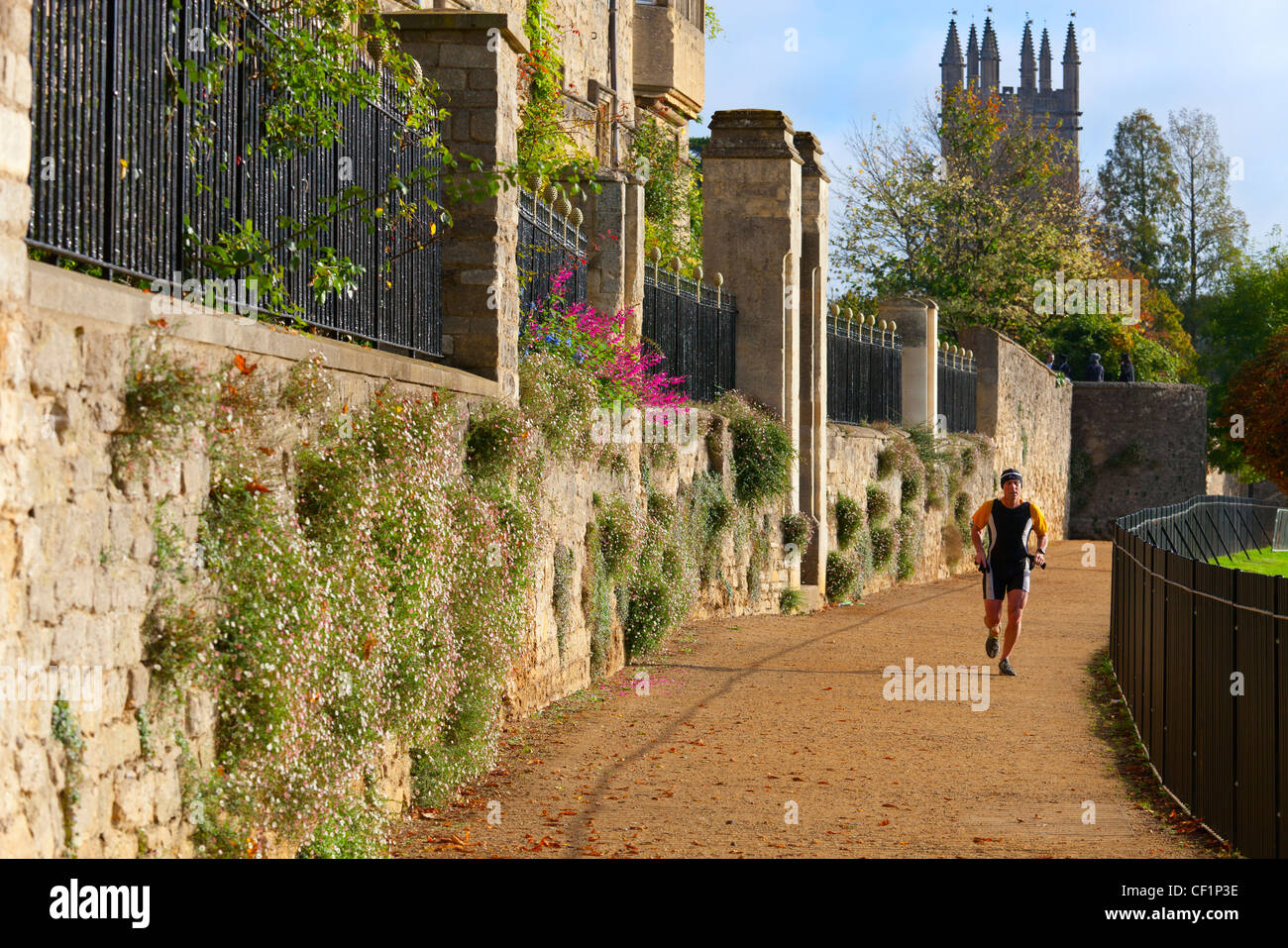 Un homme qui court le long de Dead Man's Walk in Oxford, Angleterre Banque D'Images