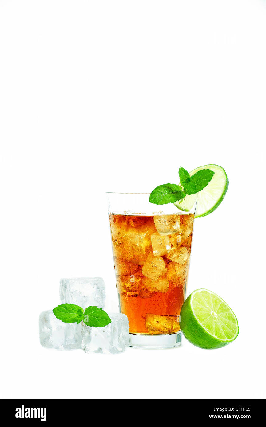 Verre de thé glacé avec des cubes de glace, menthe fraîche et citron vert isolé sur fond blanc Banque D'Images