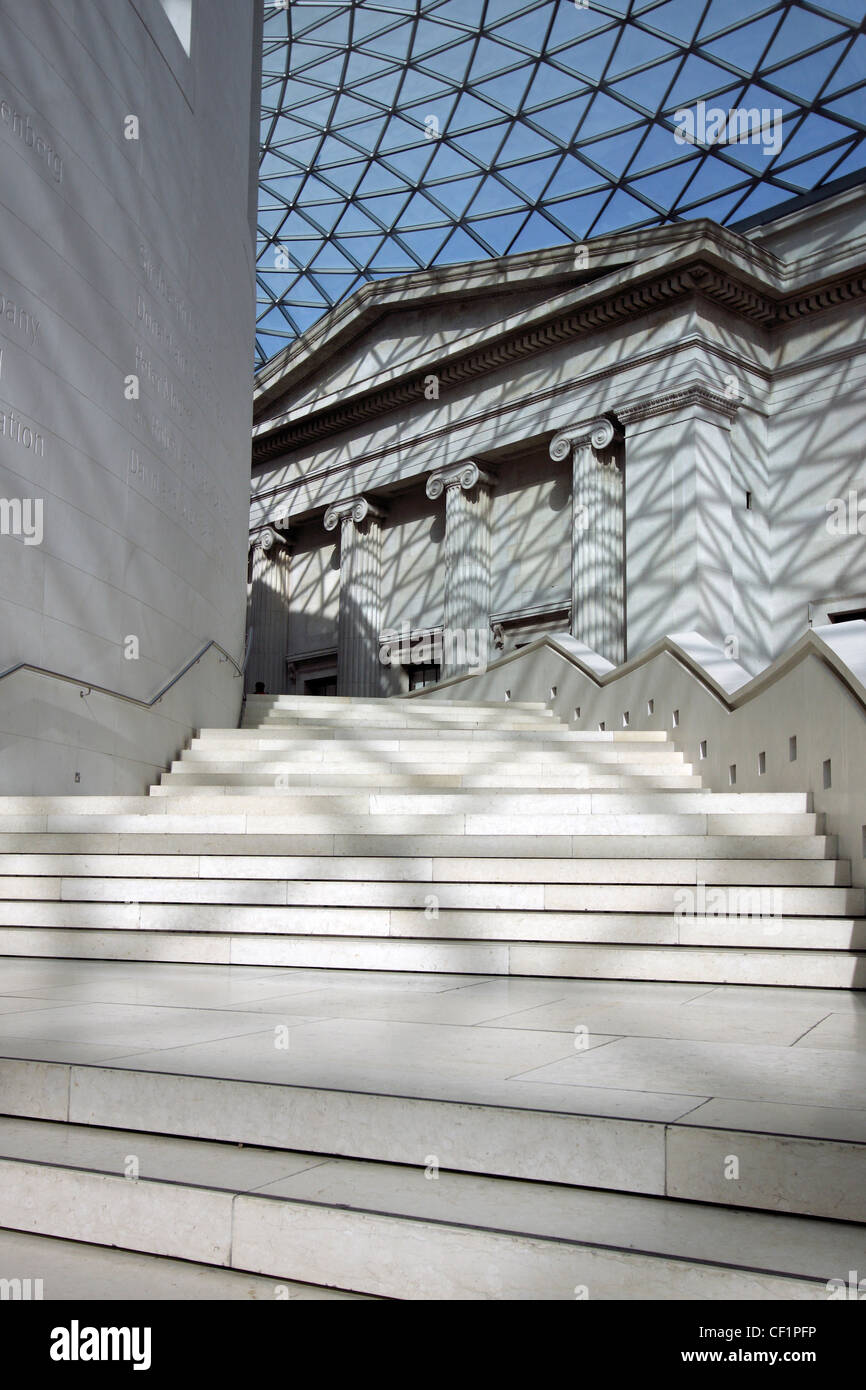 Étapes menant à l'entrée de la salle de lecture du British Museum dans le Queen Elizabeth II Great Court Banque D'Images