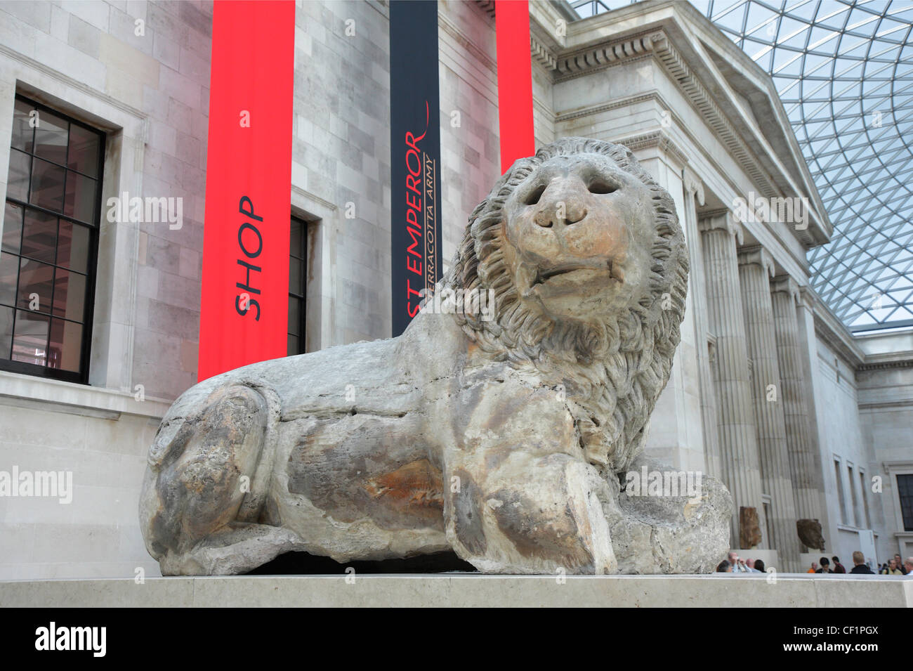 Un lion en marbre de Cnide dans la Queen Elizabeth II Great Court, le quadrilatère central du British Museum Banque D'Images