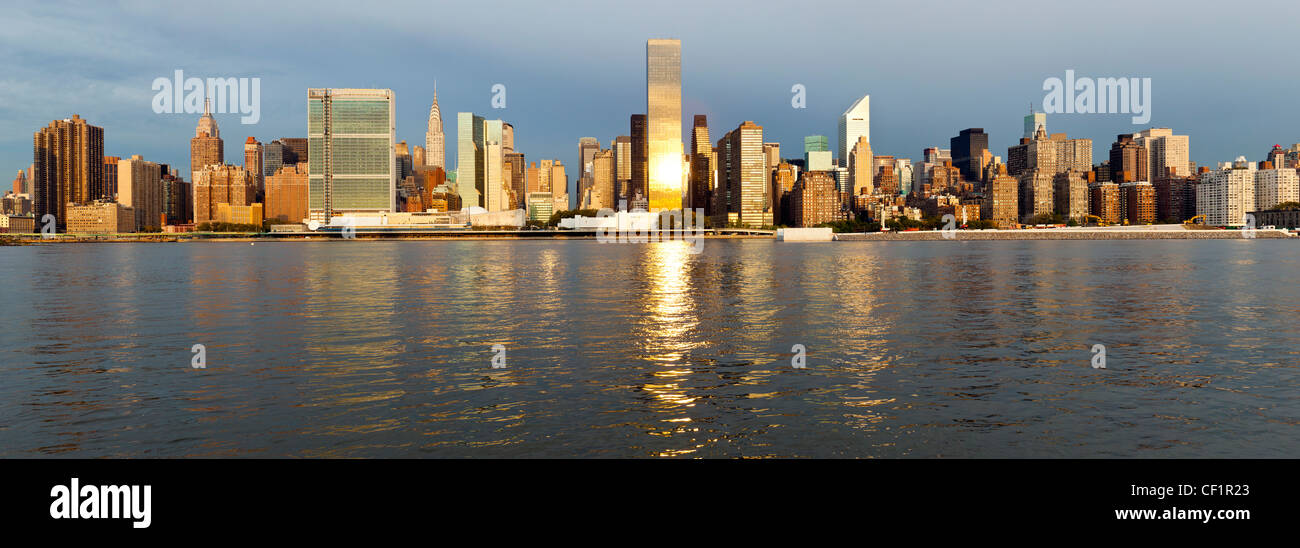 Skyline de Manhattan vu de l'East River, New York, États-Unis d'Amérique Banque D'Images
