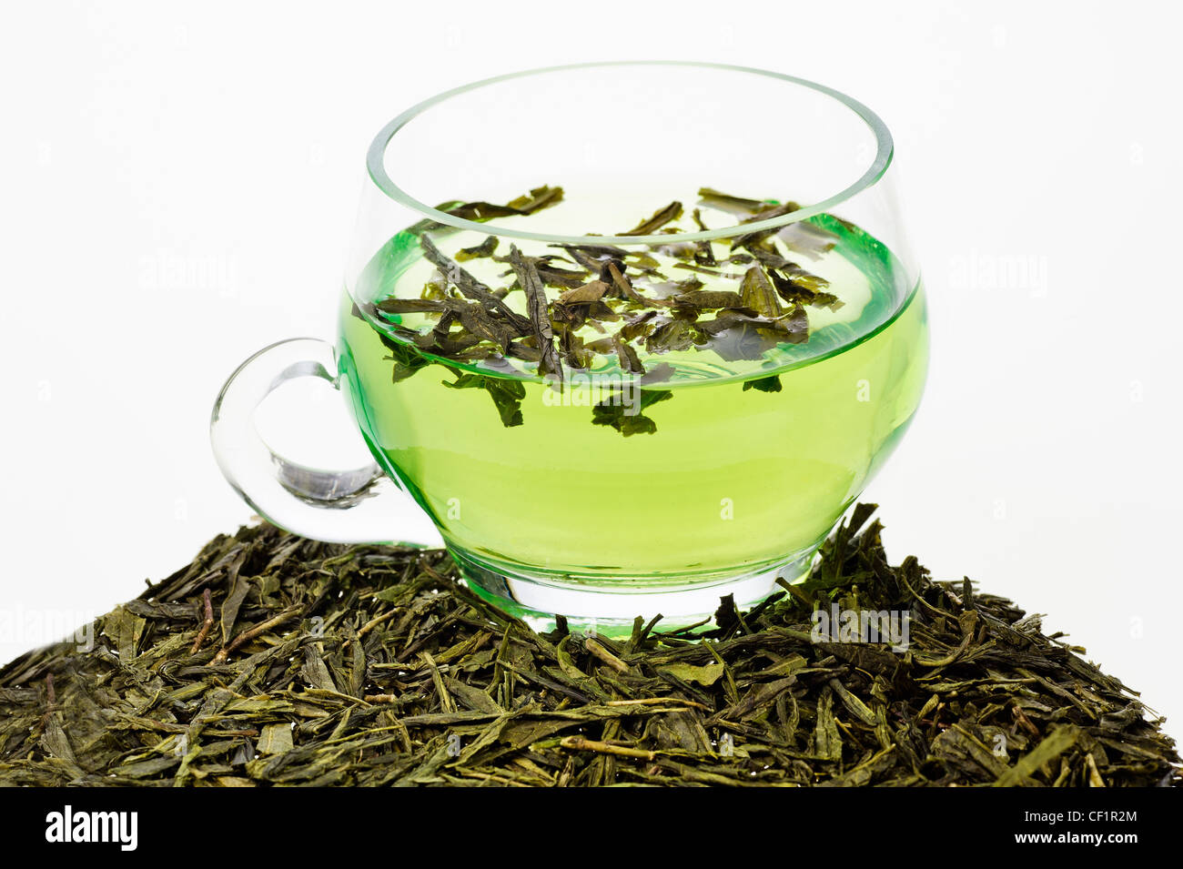Tasse de thé vert et de feuilles de thé Banque D'Images