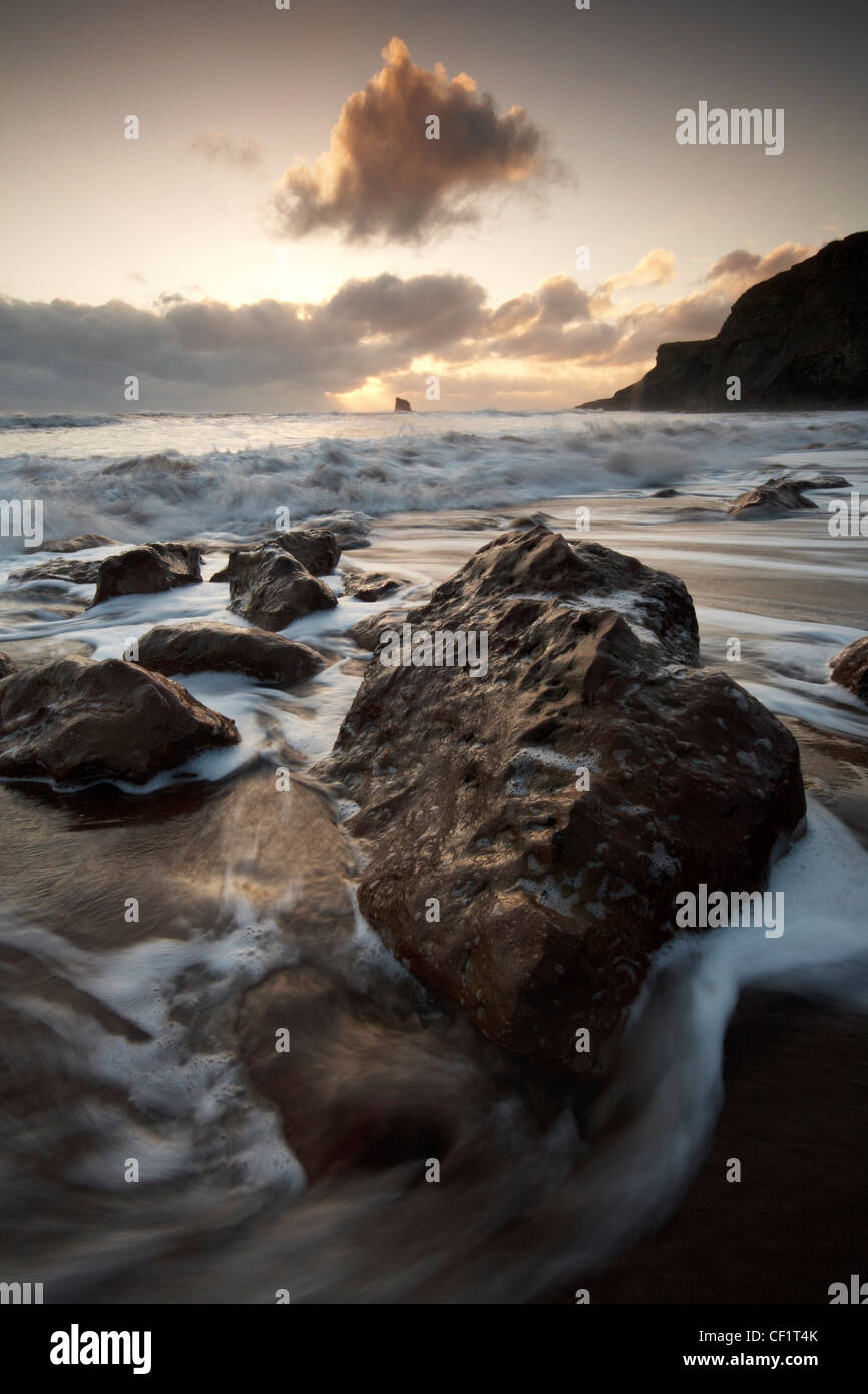 Les vagues se précipiter sur la plage à Saltwick Bay. Banque D'Images