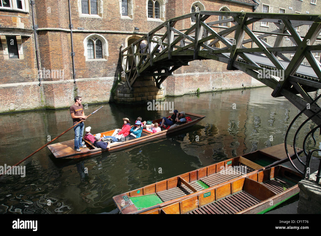 Promenades en barque sur la Cam - sous le pont de Mathématiques, Université Queen's College de Cambridge. Banque D'Images