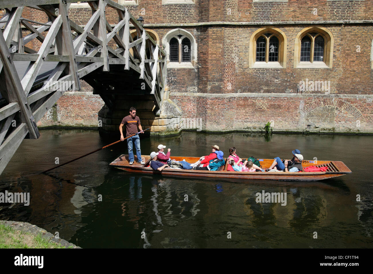 Promenades en barque sur la Cam - sous le pont de Mathématiques, Université Queen's College de Cambridge. Banque D'Images