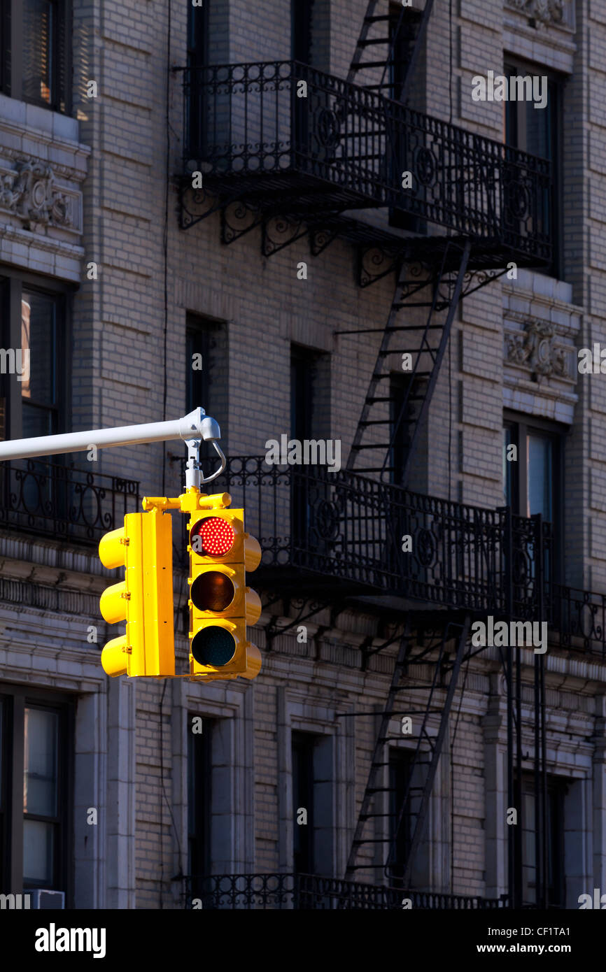 Feu de circulation et bâtiments typiques dans le quartier de Harlem, New York, États-Unis d'Amérique Banque D'Images