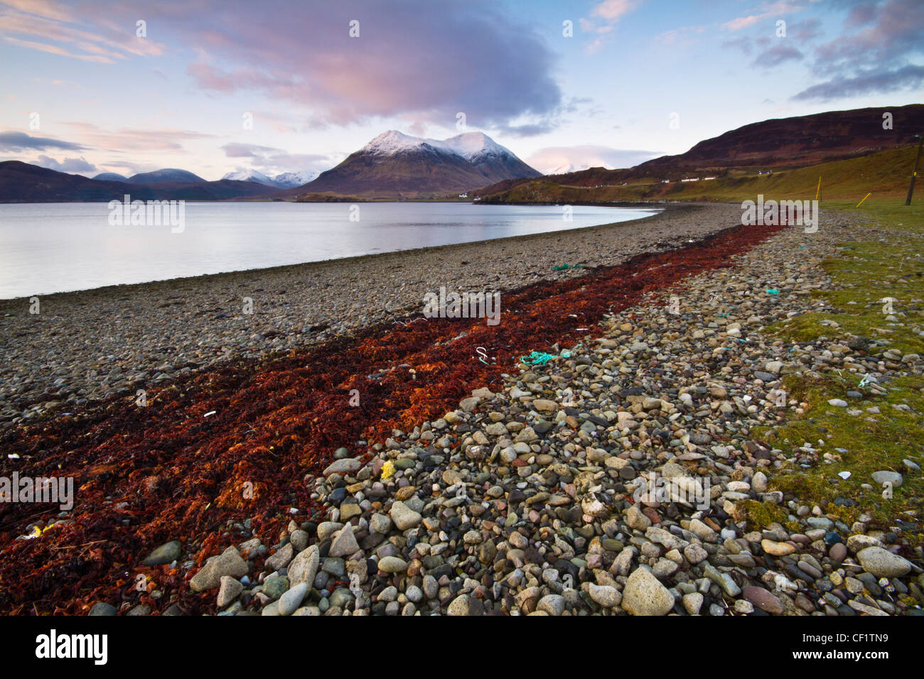 Les Braes, un groupe de villages près de Portree sur l'île de Skye. Dans la distance sont les montagnes Cuillin. Banque D'Images