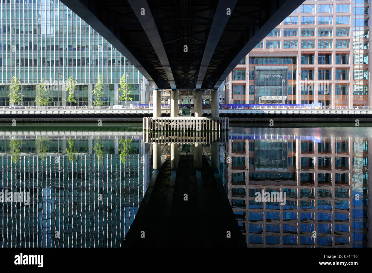 La réflexion des bâtiments, partie de la Canary Wharf à West India Docks Millwall sur l'Isle of Dogs à Londres. Banque D'Images