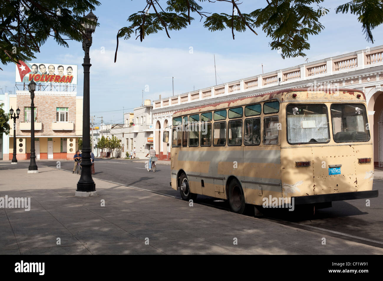 Transport de passagers par autobus stationné sur la rue à Cienfuegos, Cuba Banque D'Images