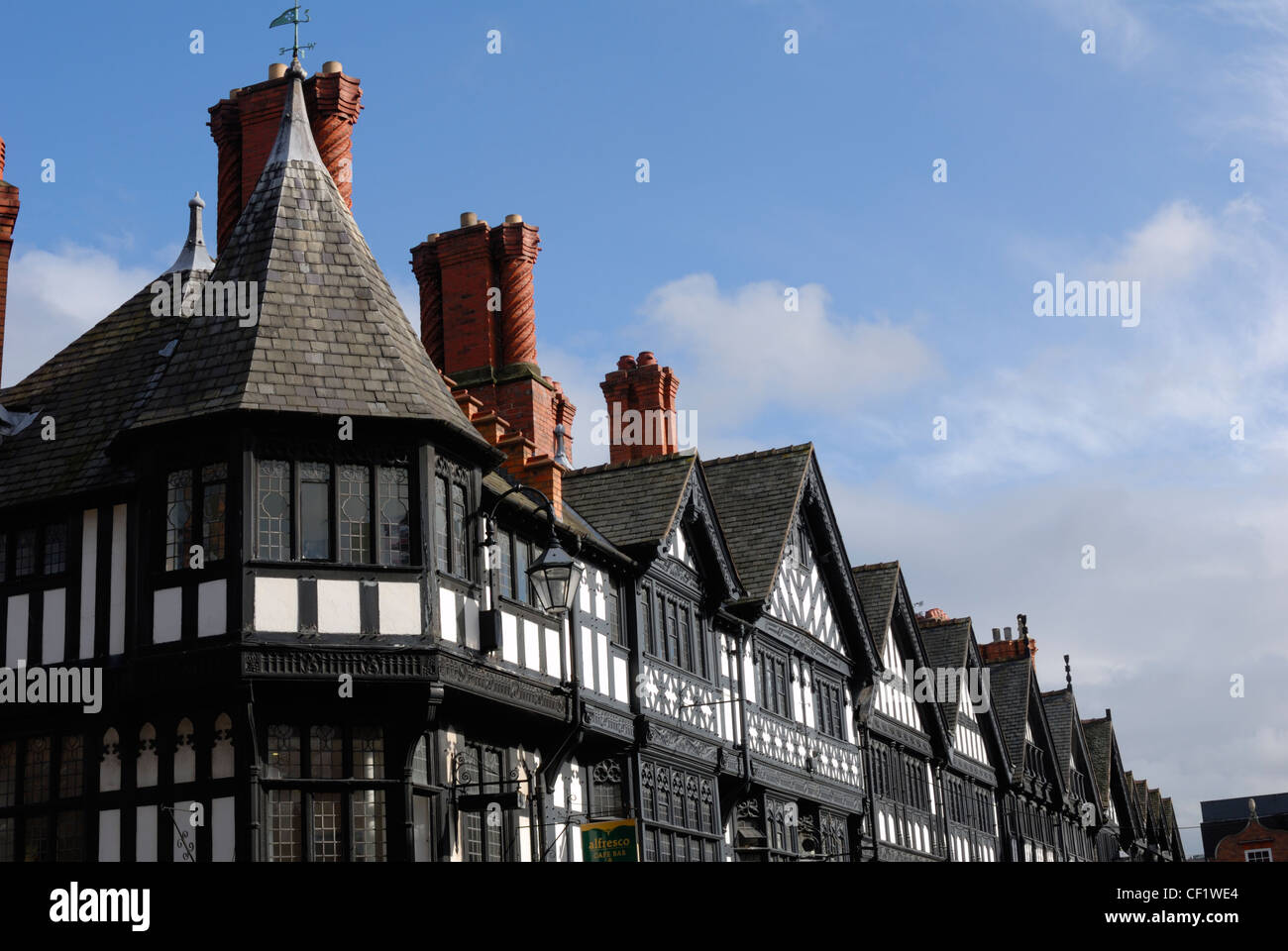 Le bar-café en plein air dans un bâtiment blanc et noir à St Werburgh Street, Chester. Les bâtiments bien que d'apparence médiévale ar Banque D'Images