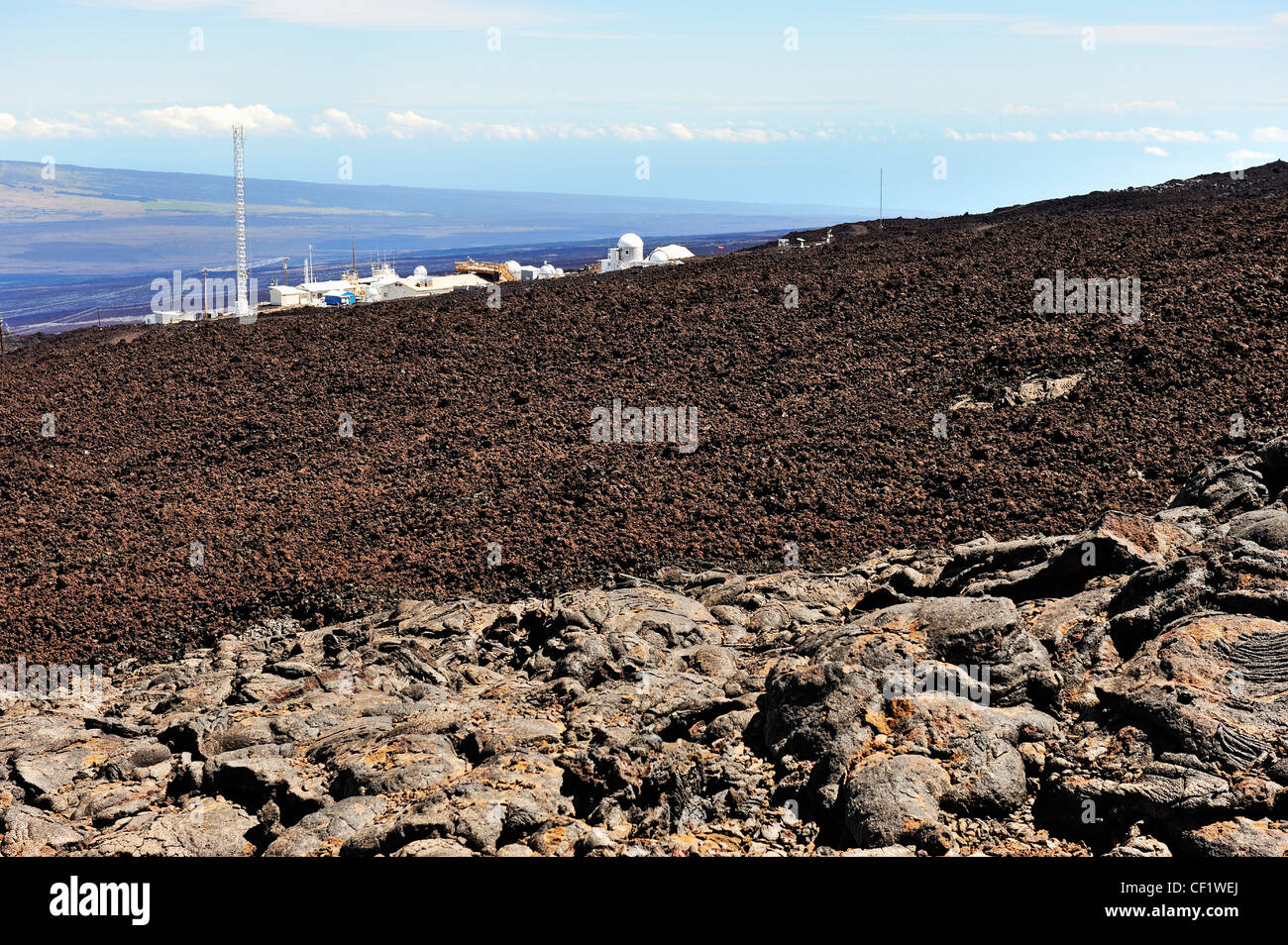 Mauna Loa Observatory (NOAA) et de lave refroidie, Mauna Loa Volcano, Big Island, Hawaii Islands, Usa Banque D'Images