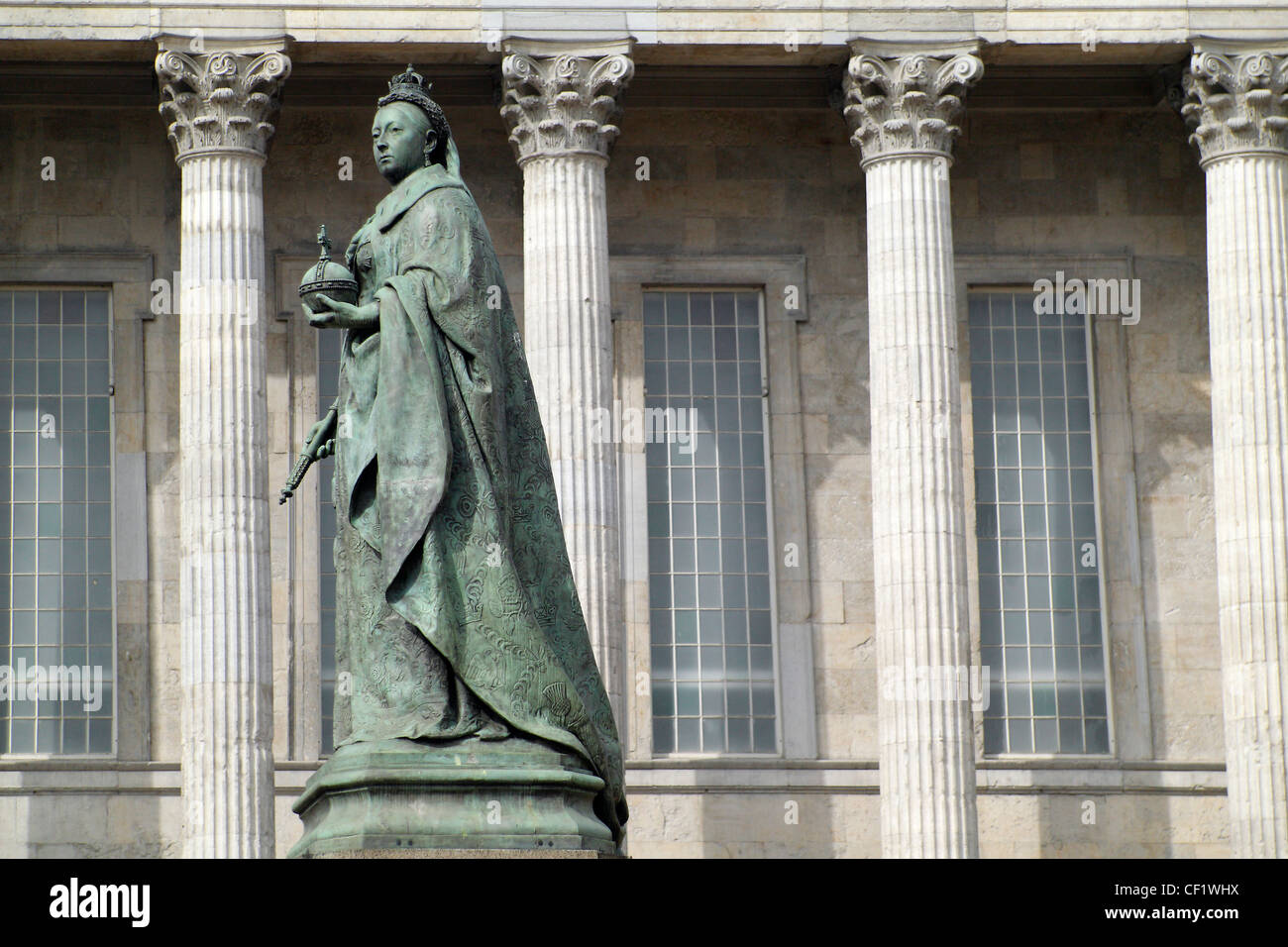 Statue de la reine Victoria, en face de l'hôtel de ville de Victoria Square, Birmingham. Banque D'Images