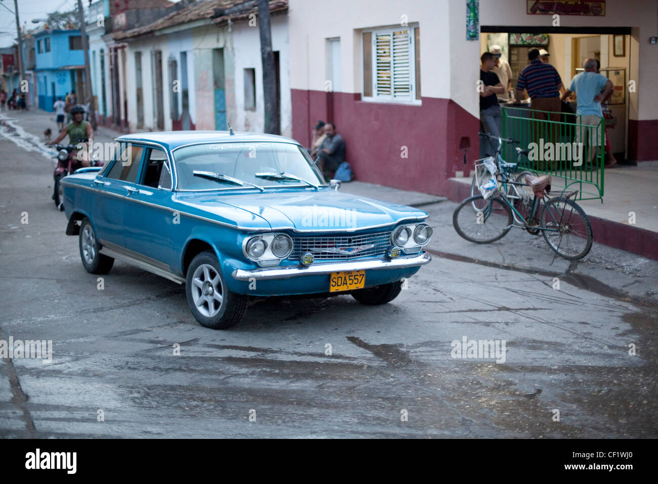 Voiture classique dans une rue de Trinidad à Cuba Banque D'Images