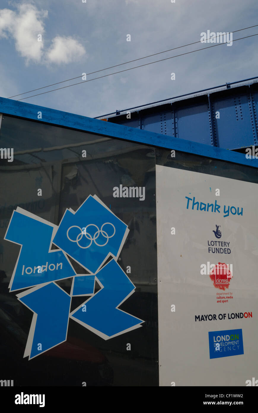 La London 2012 Olympic logo affiché sur les panneaux à l'extérieur de l'entrée du chantier pour le Village Olympique. Banque D'Images