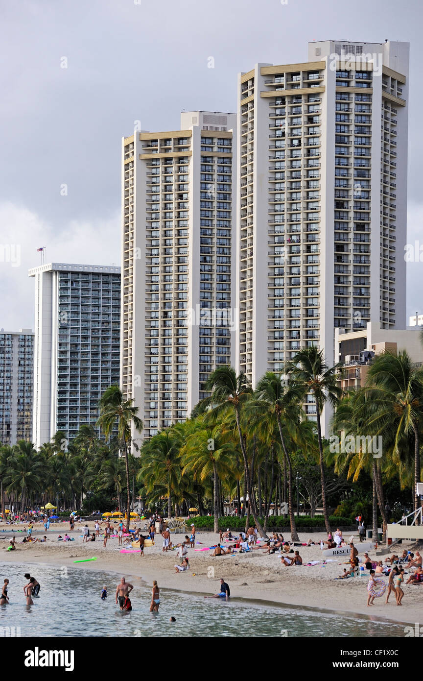 La plage de Waikiki, Honolulu, Oahu, Hawaii, USA Banque D'Images