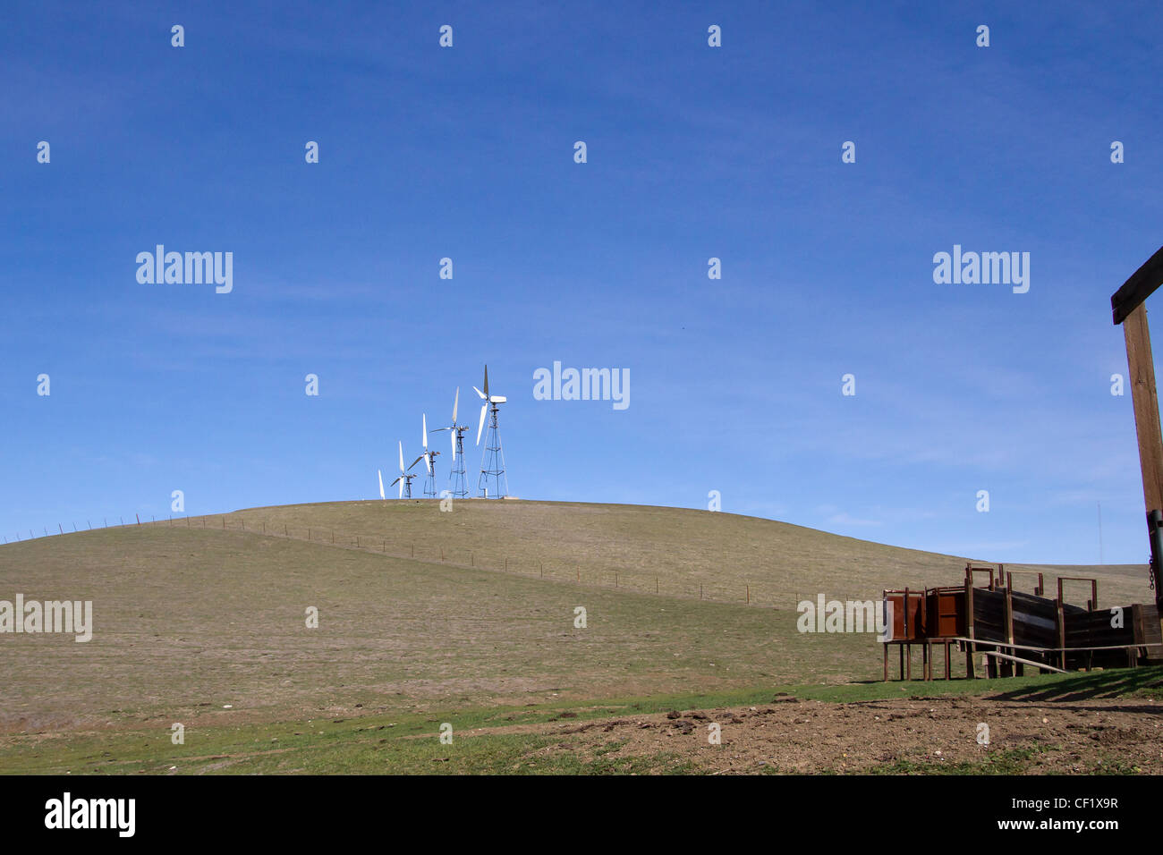 Californie éoliennes dans les contreforts à l'est d'Oakland. La terre ci-dessous est également utilisée comme pâturage du bétail et l'intervalle ouvert. Banque D'Images