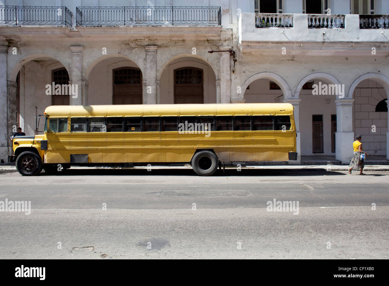 Autobus scolaire jaune garée dans la rue à La Havane, Cuba Banque D'Images