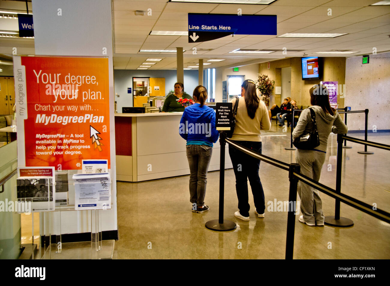 Adolescents hispaniques attendre de s'inscrire pour les cours offerts dans les services aux étudiants de Pima Community College, Tucson, AZ. Banque D'Images