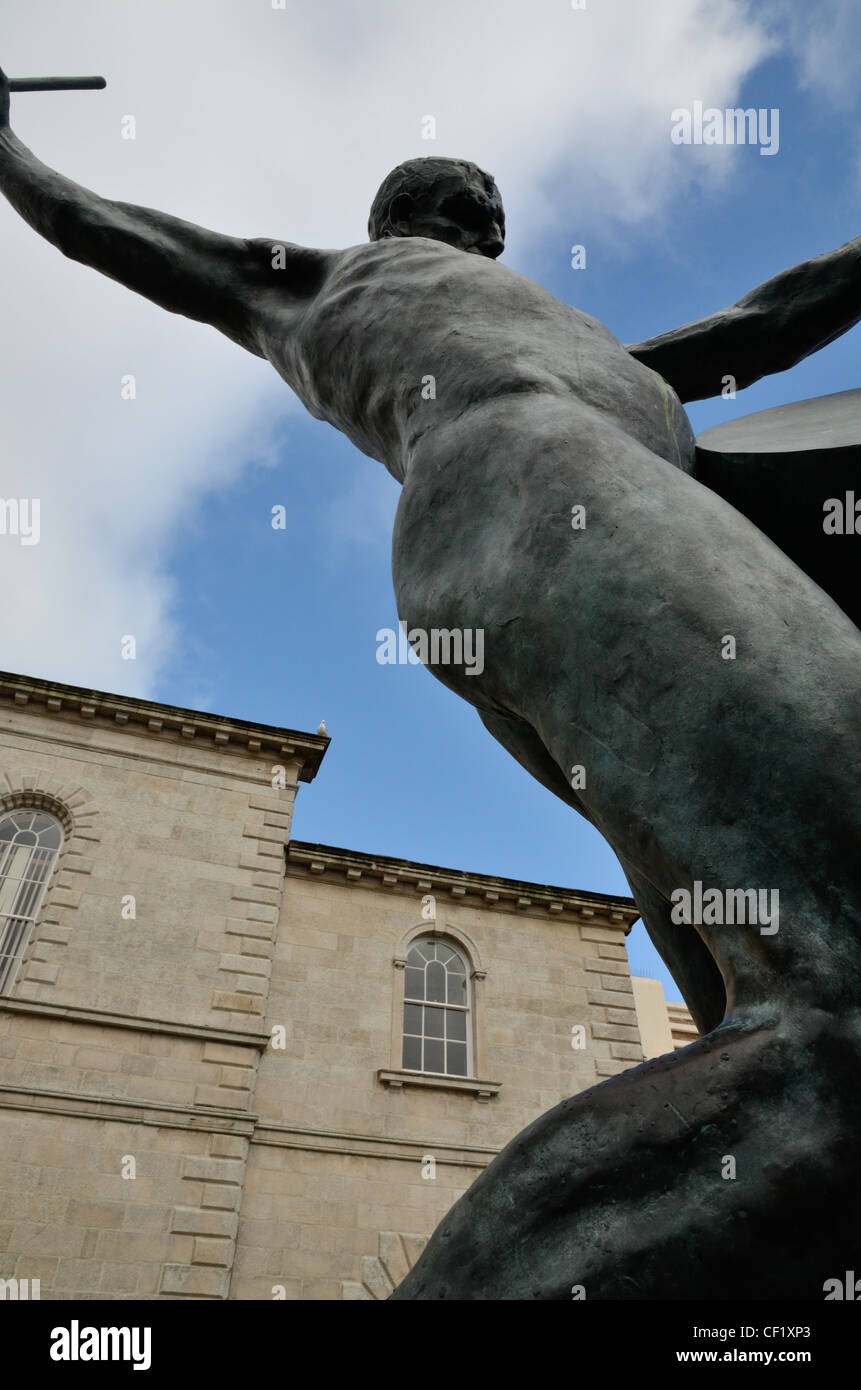 Avis de "le batteur" statue à l'extérieur de salle pour Cornwall, Truro. Banque D'Images