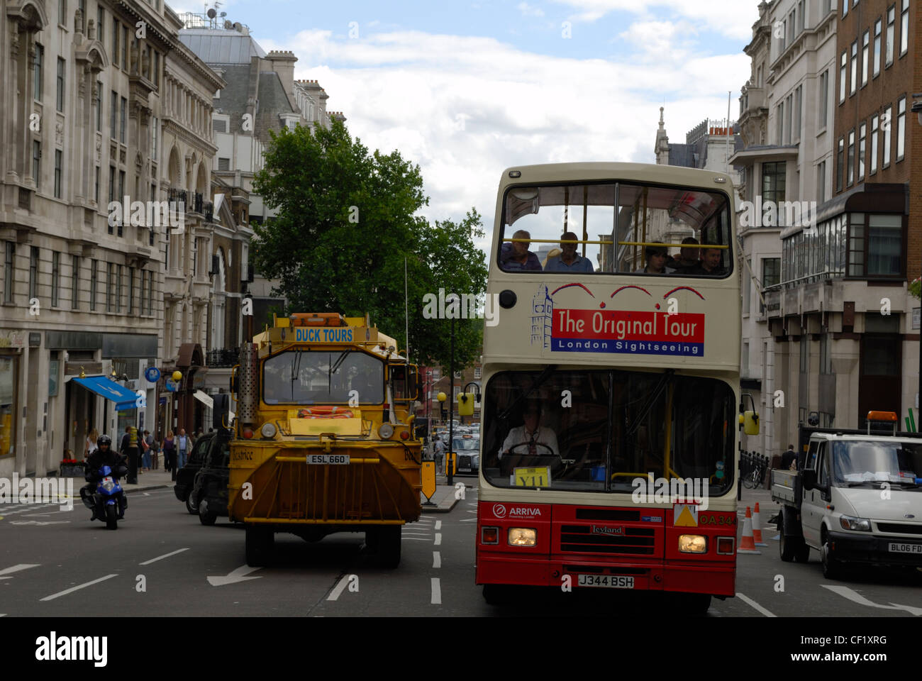 Visite guidée de Londres deux véhicules circulant côte à côte - un bus à impériale et le nouveau Duck Tours dans un débarquement amphibie vehic Banque D'Images
