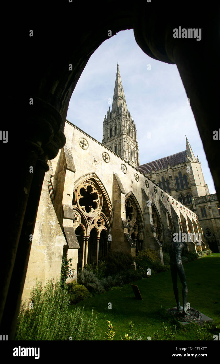 Une vue extérieure de la cathédrale de Salisbury. La Cathédrale abrite la plus haute flèche en Angleterre à 404 pieds et beaucoup de légendes est passé de Banque D'Images